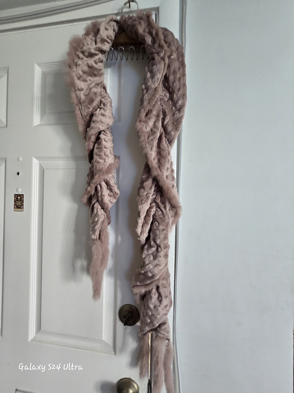 mauve plush faux-fur scarf
